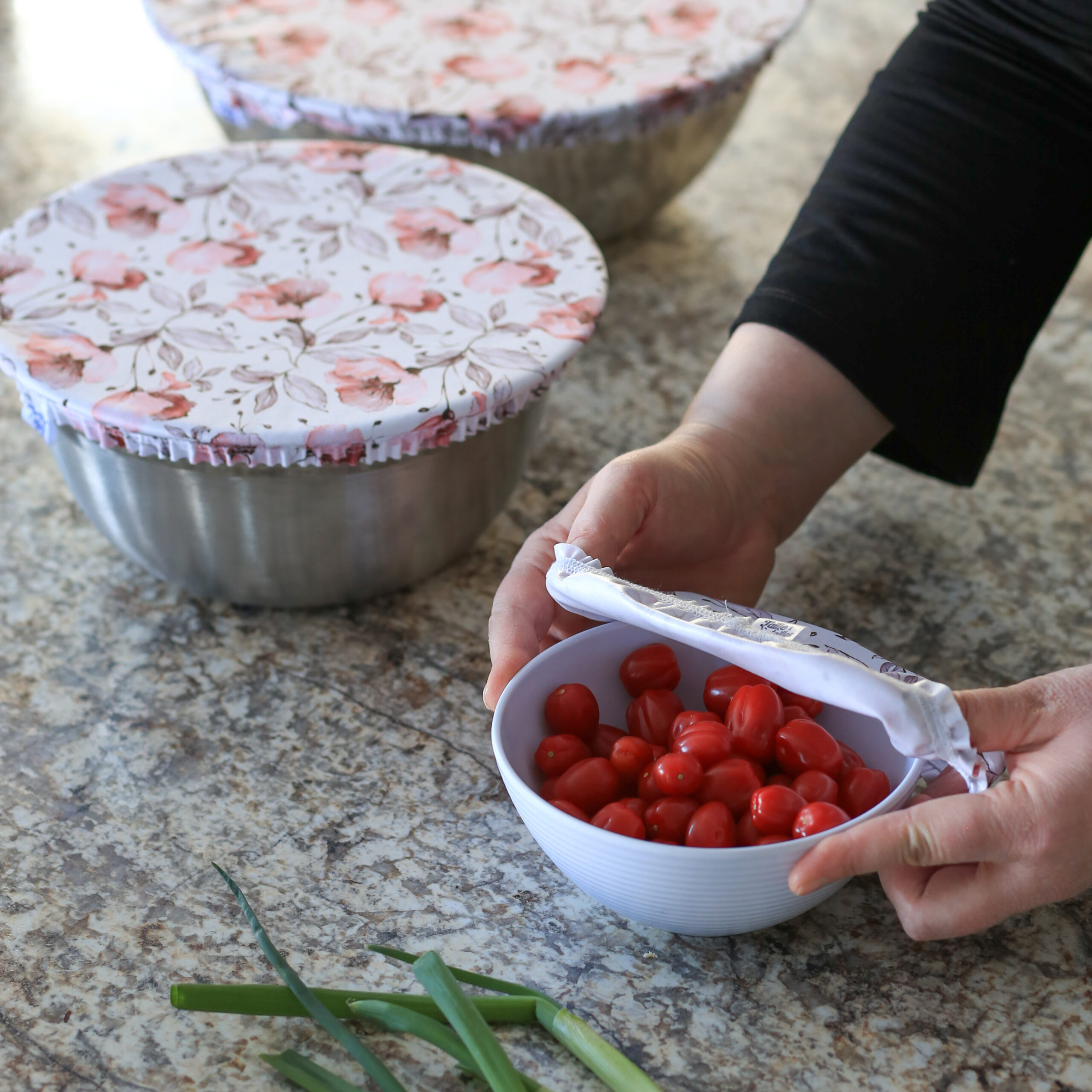 Mettre un couvre-bol Taille & Retailles est si facile-carré