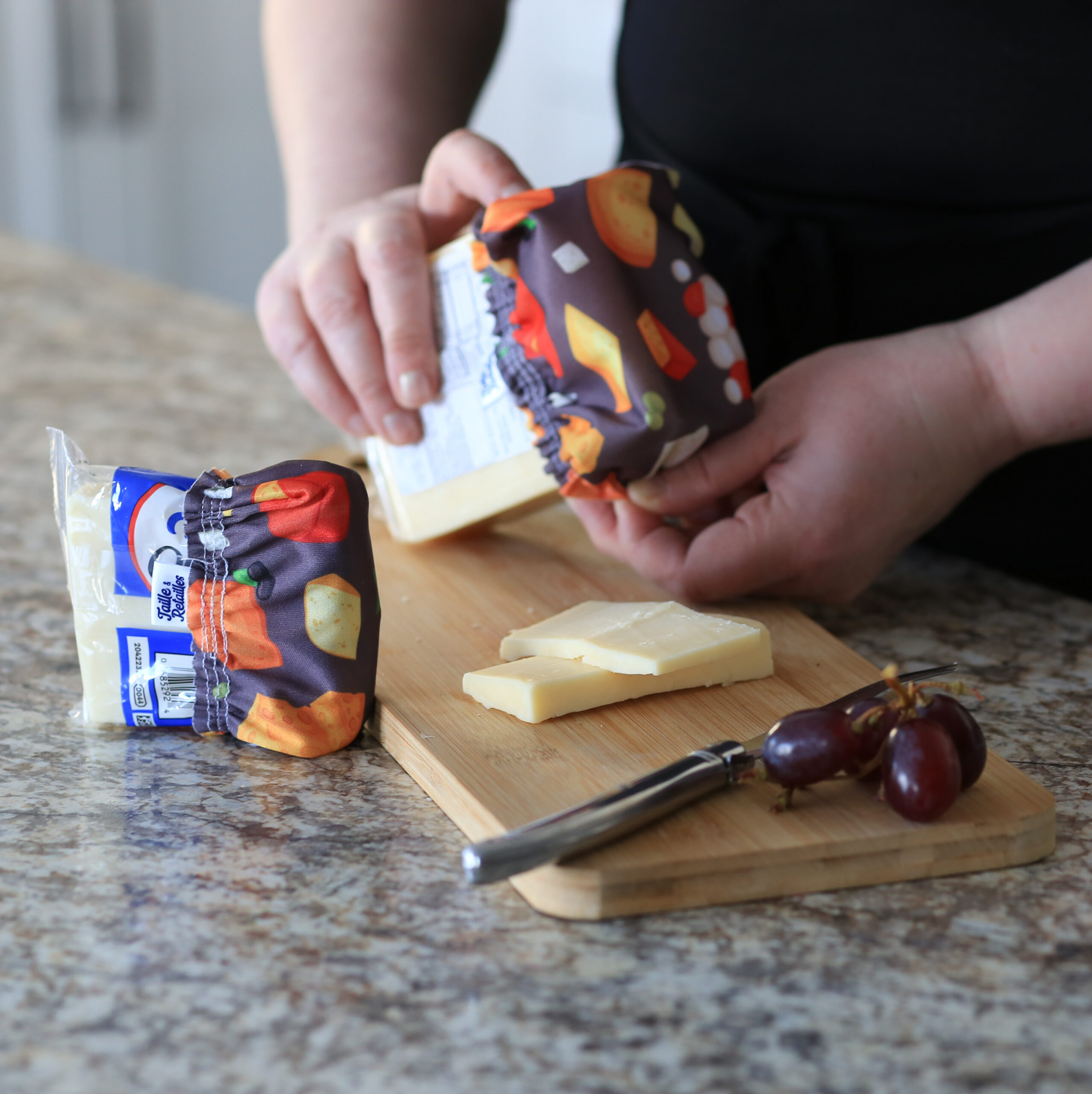 Mettre un couvre-fromage Taille & Retailles est si facile-carré