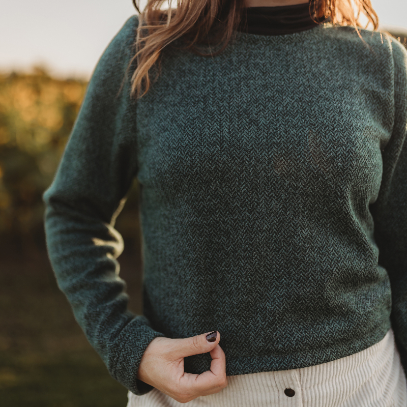 Mailchimp-Chandail-Emeraude-vert-motifs-chevron-noir-tricot